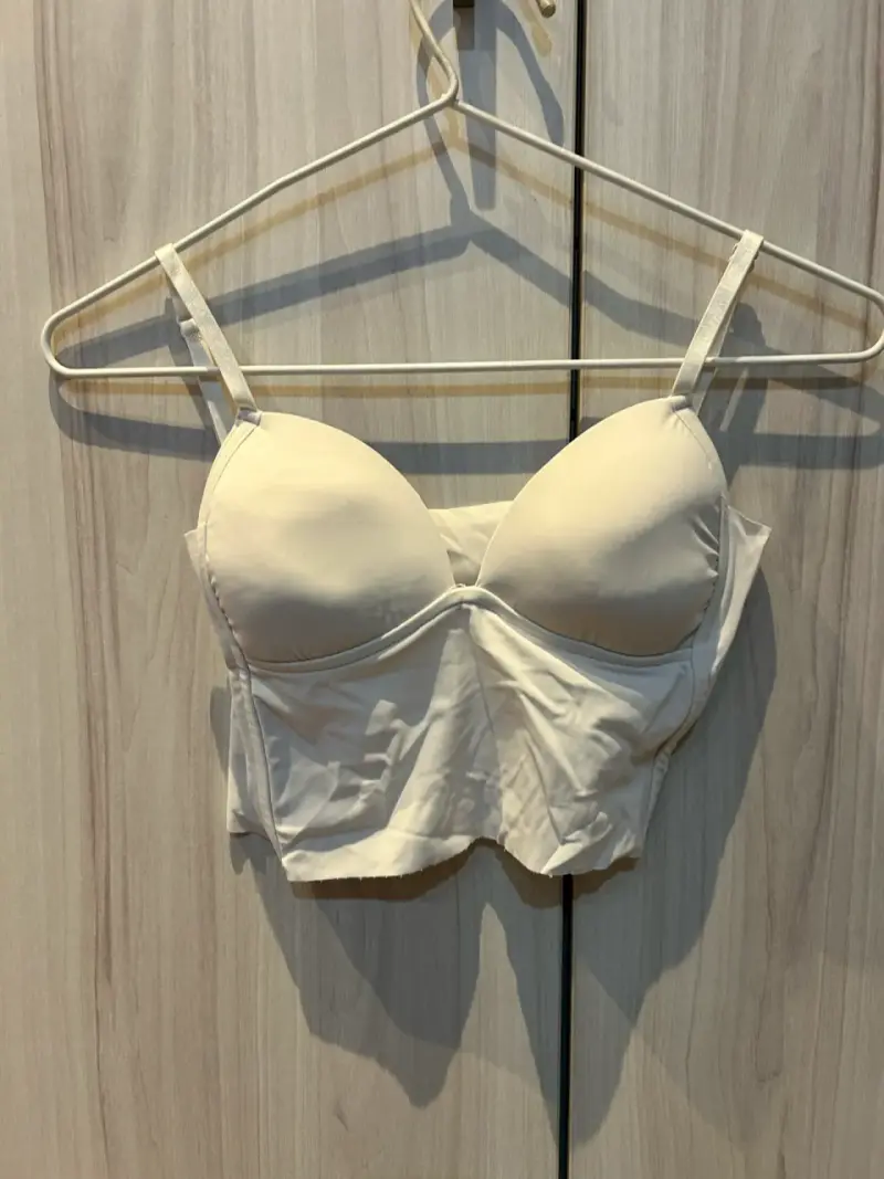 Top de tirantes color beige para mujer