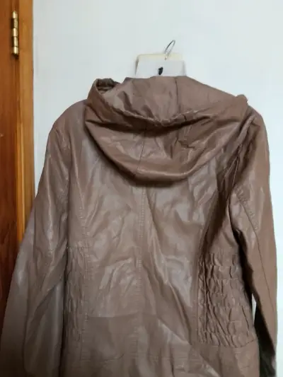 Chaqueta de cuero sintético marrón con capucha - miniatura 3