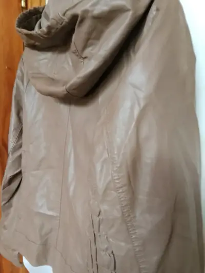 Chaqueta de cuero sintético marrón con capucha - miniatura 4
