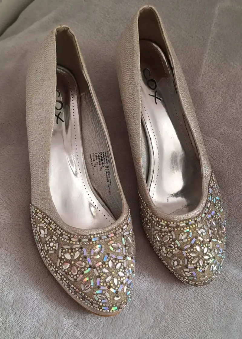 Zapatos de fiesta dorados con detalles brillantes - 1