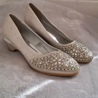 Zapatos de fiesta dorados con detalles brillantes - miniatura 2