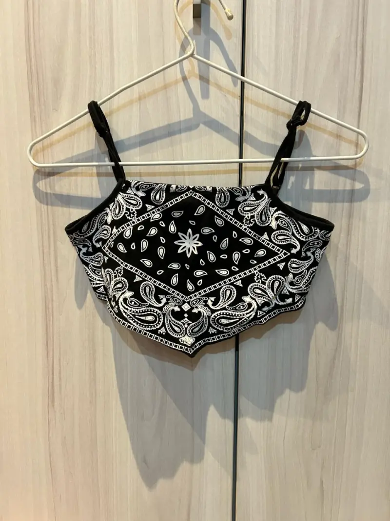 Top corto estilo bandana negro y blanco
