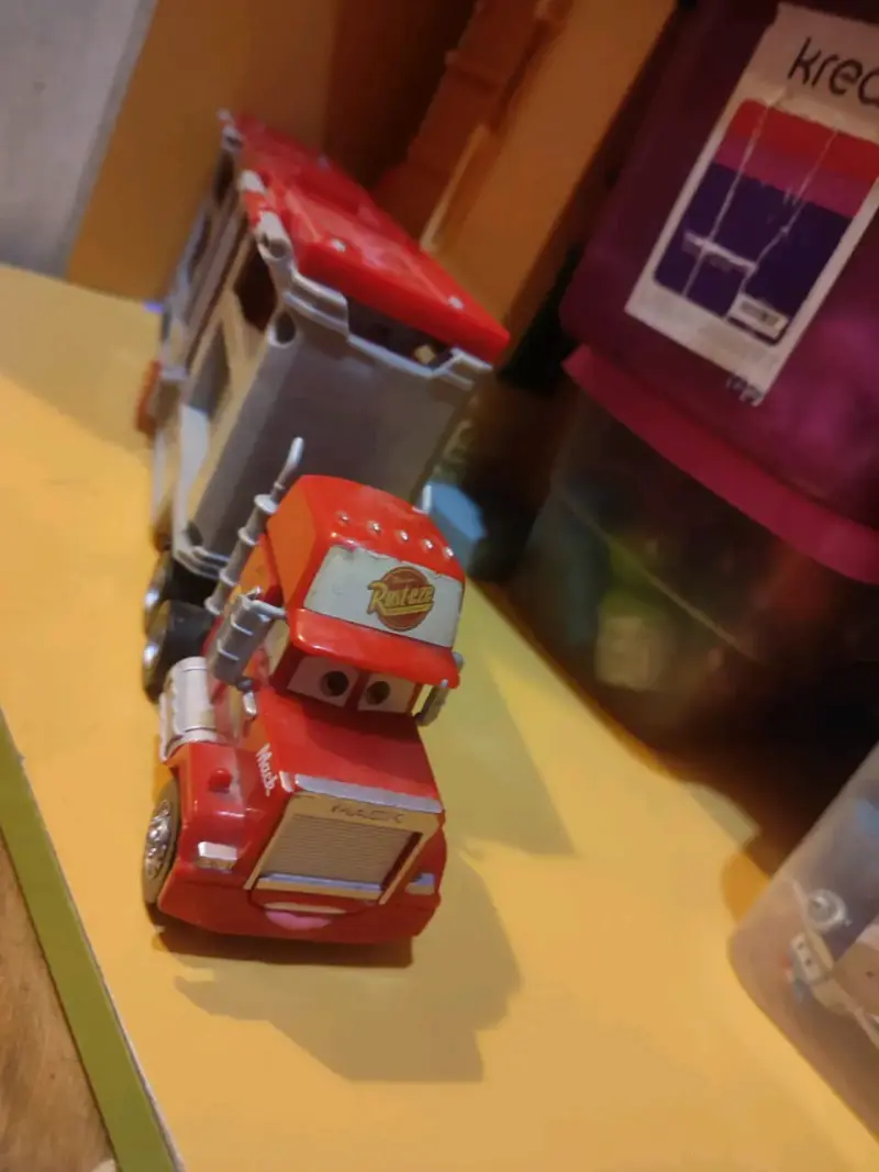 Camión de juguete Mack de Cars con remolque - 1