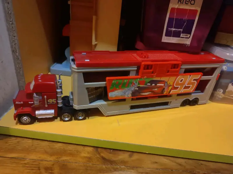 Camión de juguete Mack de Cars con remolque - 2