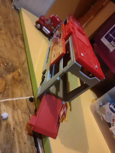 Camión de juguete Mack de Cars con remolque - miniatura 3