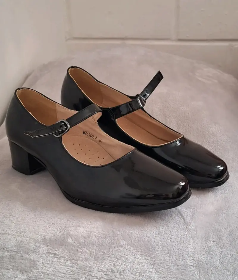 Zapatos de charol negro con hebilla para mujer - 1