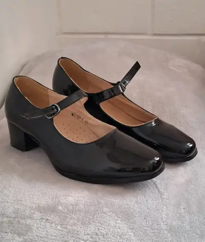 Zapatos de charol negro con hebilla para mujer - miniatura 1