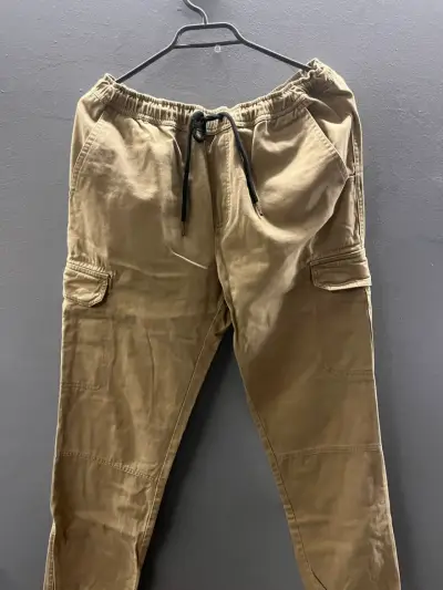 Pantalones cargo beige para hombre con bolsillos - miniatura 1