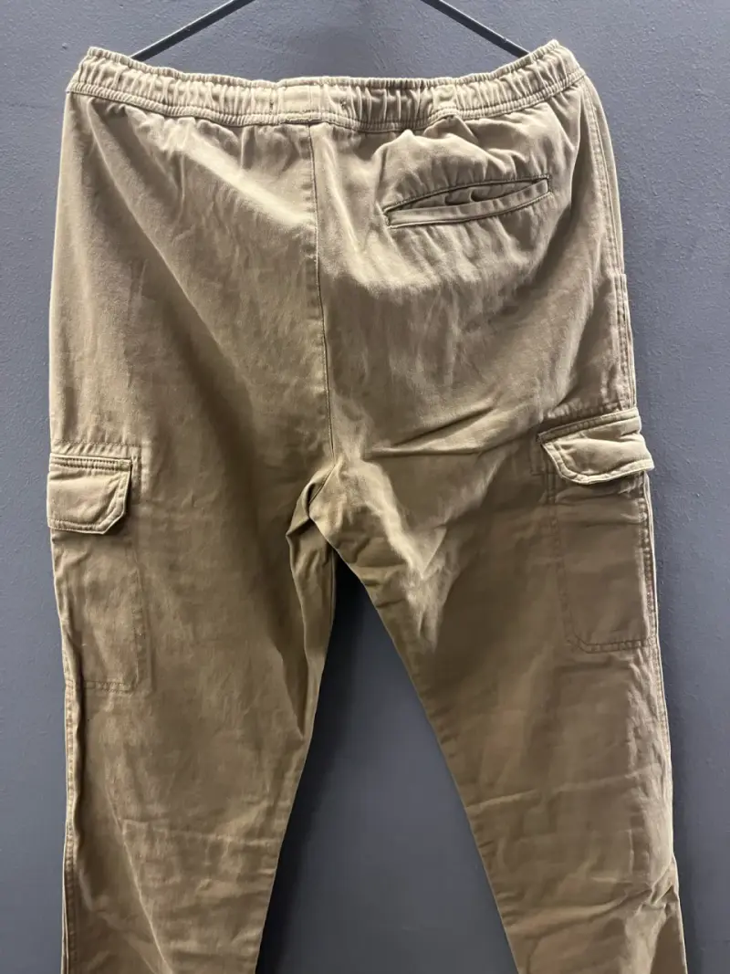 Pantalones cargo beige para hombre con bolsillos - 2