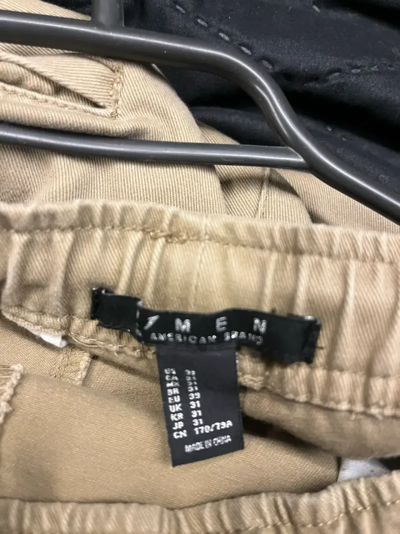 Pantalones cargo beige para hombre con bolsillos - 3