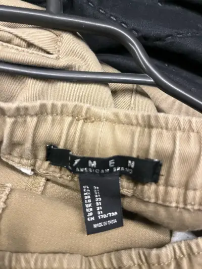 Pantalones cargo beige para hombre con bolsillos - miniatura 3