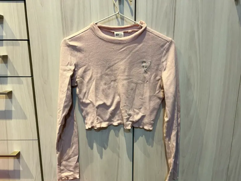 Polera manga larga rosa con diseño de corazón