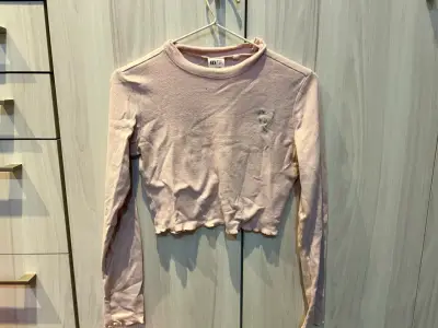 Polera manga larga rosa con diseño de corazón - miniatura 1