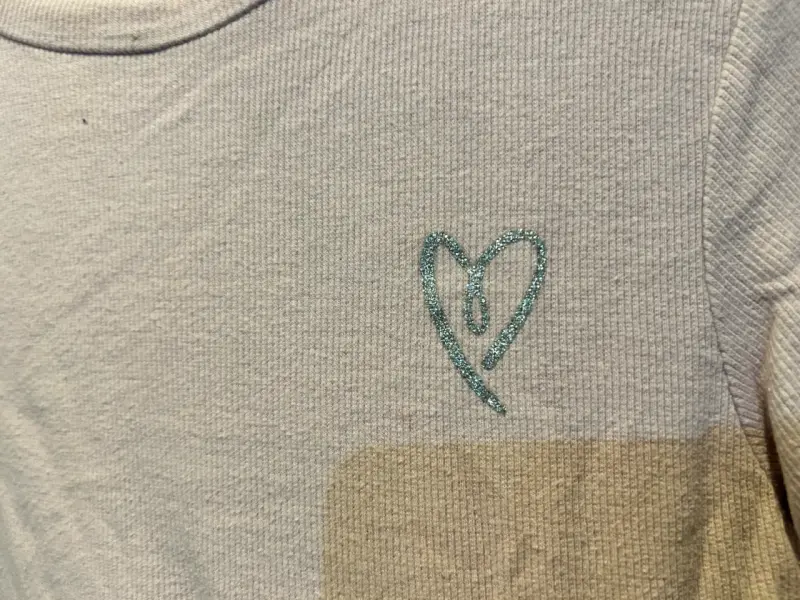 Polera manga larga rosa con diseño de corazón - 2