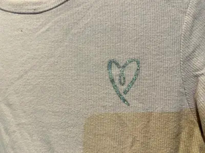 Polera manga larga rosa con diseño de corazón - miniatura 2