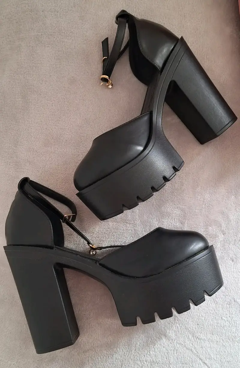 Zapatos de tacón alto negro con plataforma - 1