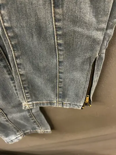 Jeans rasgados de mezclilla azul para hombre - miniatura 2