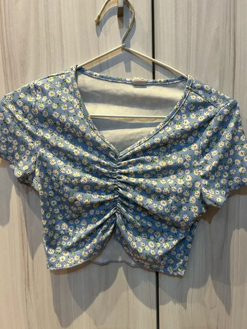 Polera corta azul con estampado floral