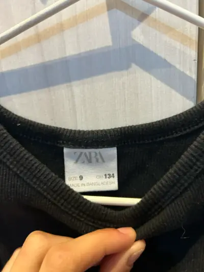 Top negro sin mangas para niña Zara - miniatura 2