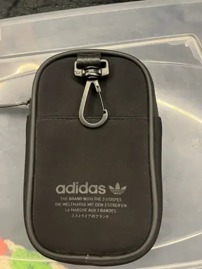 Estuche Deportivo Negro Adidas con Gancho - miniatura 1