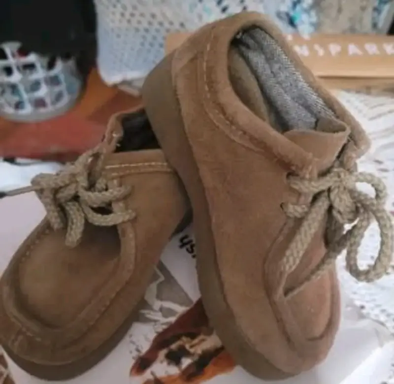 Zapatos de bebé de gamuza marrón