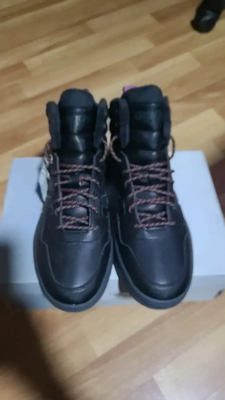 Zapatillas Converse negras con detalles naranjas