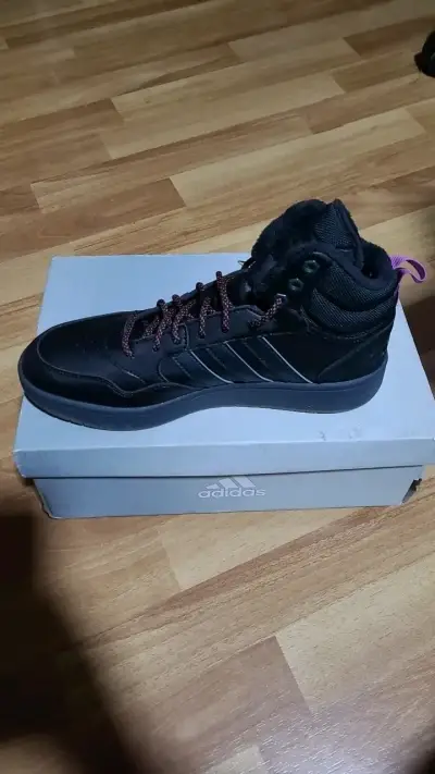 Zapatillas Converse negras con detalles naranjas - miniatura 3