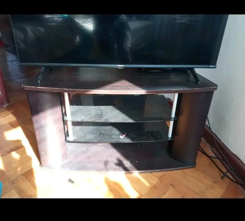 Mesa para TV de madera con estantes