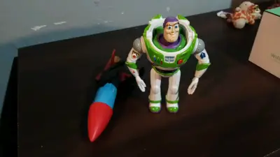Figura de acción Buzz Lightyear con cohete - miniatura 4