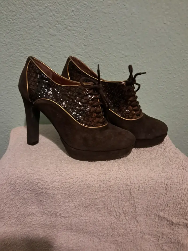 Zapatos de tacón alto marrones con diseño texturizado - 1