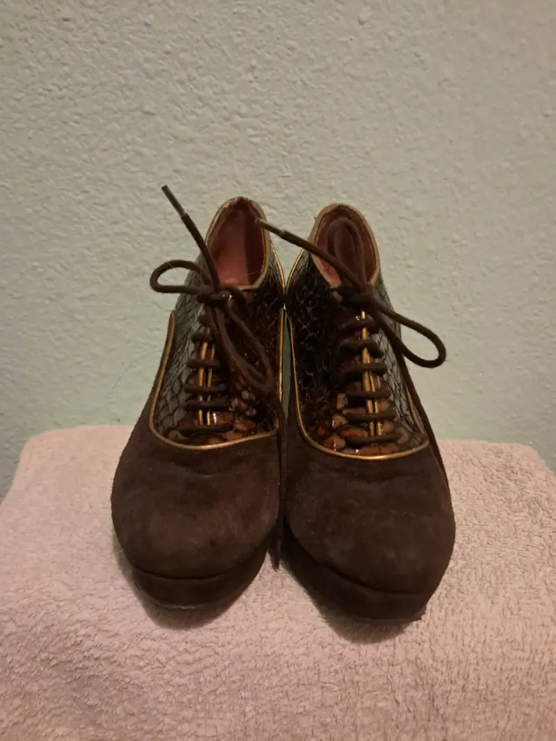 Zapatos de tacón alto marrones con diseño texturizado - 2