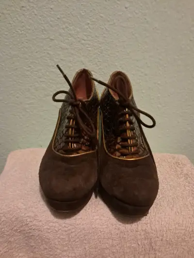 Zapatos de tacón alto marrones con diseño texturizado - miniatura 2