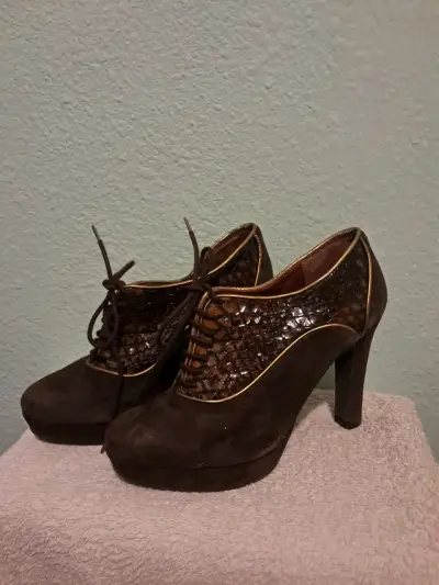 Zapatos de tacón alto marrones con diseño texturizado - miniatura 3