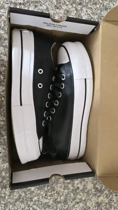 Zapatillas Converse negras de cuero para mujer - miniatura 1