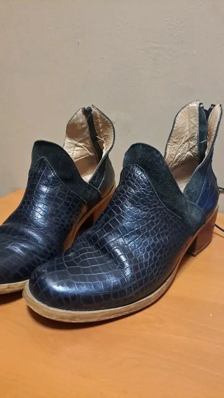 Botines de cuero negro con textura animal - 1
