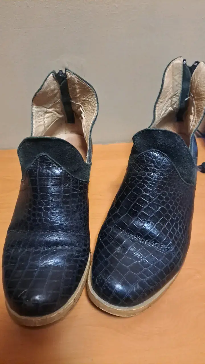 Botines de cuero negro con textura animal - 2