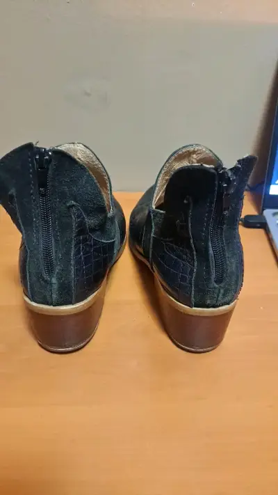 Botines de cuero negro con textura animal - miniatura 3