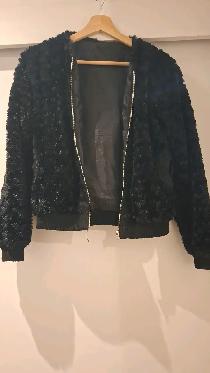Chaqueta de felpa negra con cierre - 1