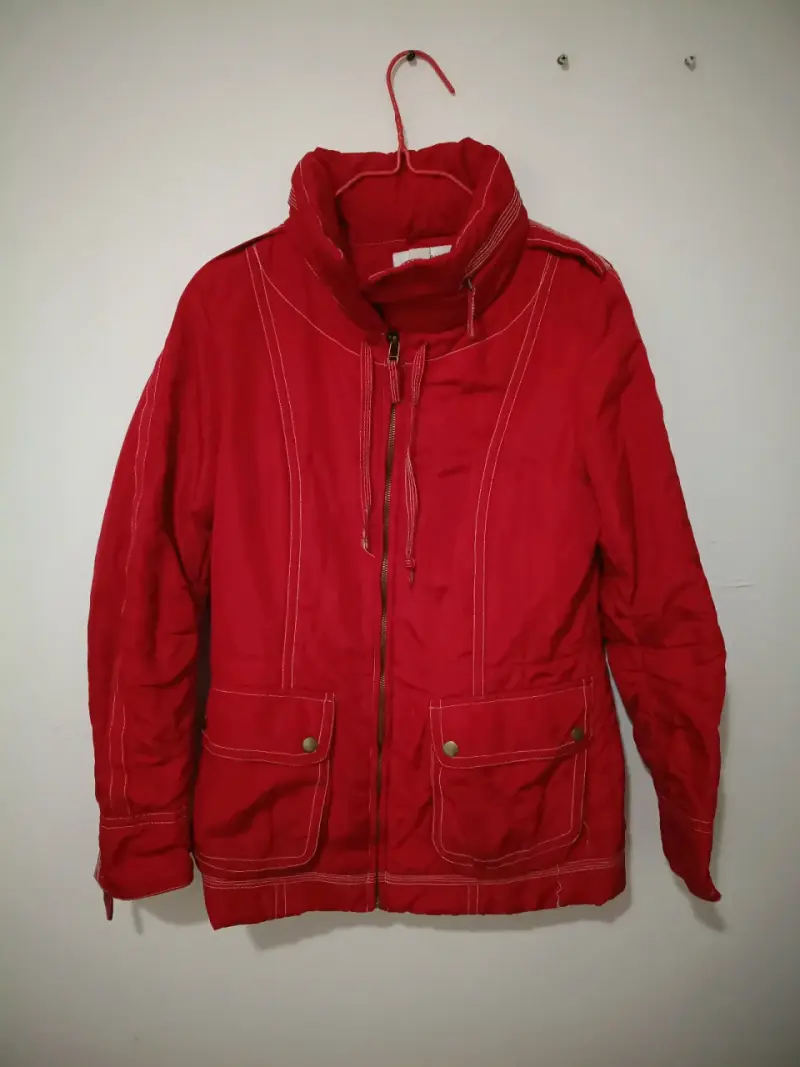 Chaqueta roja de mujer con bolsillos y capucha - 1