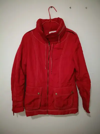 Chaqueta roja de mujer con bolsillos y capucha - miniatura 1