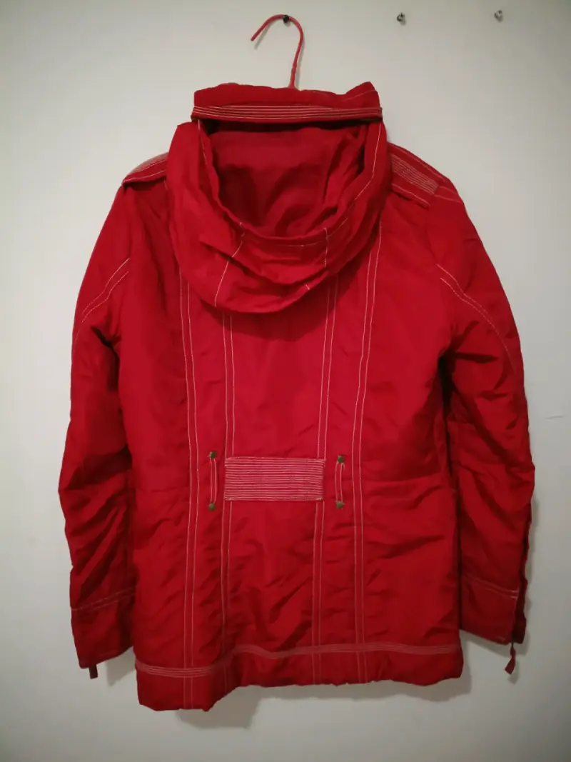 Chaqueta roja de mujer con bolsillos y capucha - 2