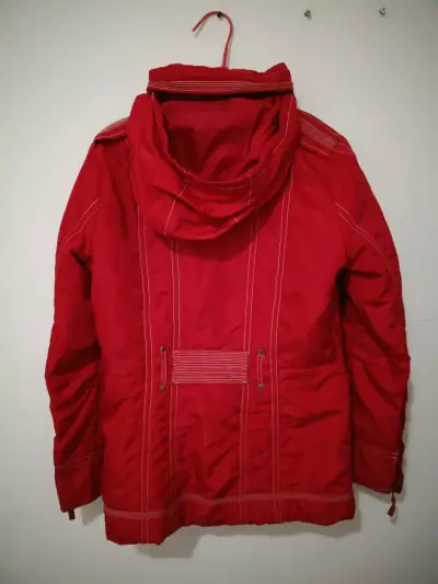 Chaqueta roja de mujer con bolsillos y capucha - miniatura 2