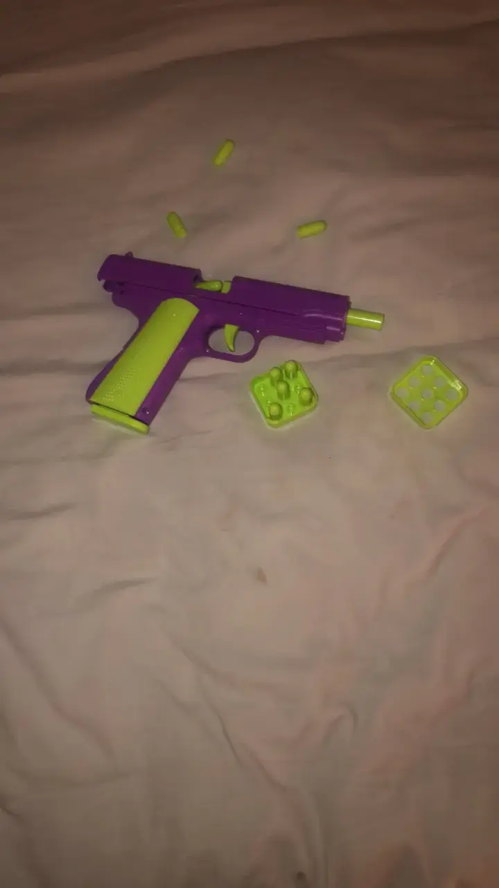 Pistola de juguete morada y verde con accesorios - 2