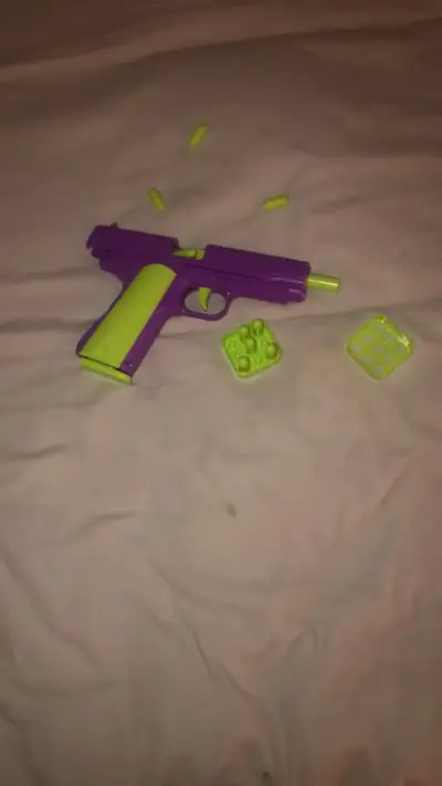 Pistola de juguete morada y verde con accesorios - miniatura 2
