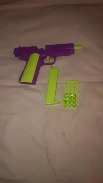 Pistola de juguete morada y verde con accesorios - miniatura 3