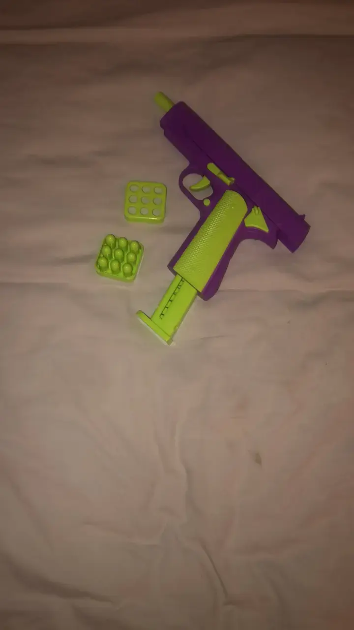 Pistola de juguete morada y verde con accesorios - 4