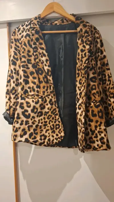 Abrigo de Leopardo para Mujer en Dos Tonos - miniatura 2