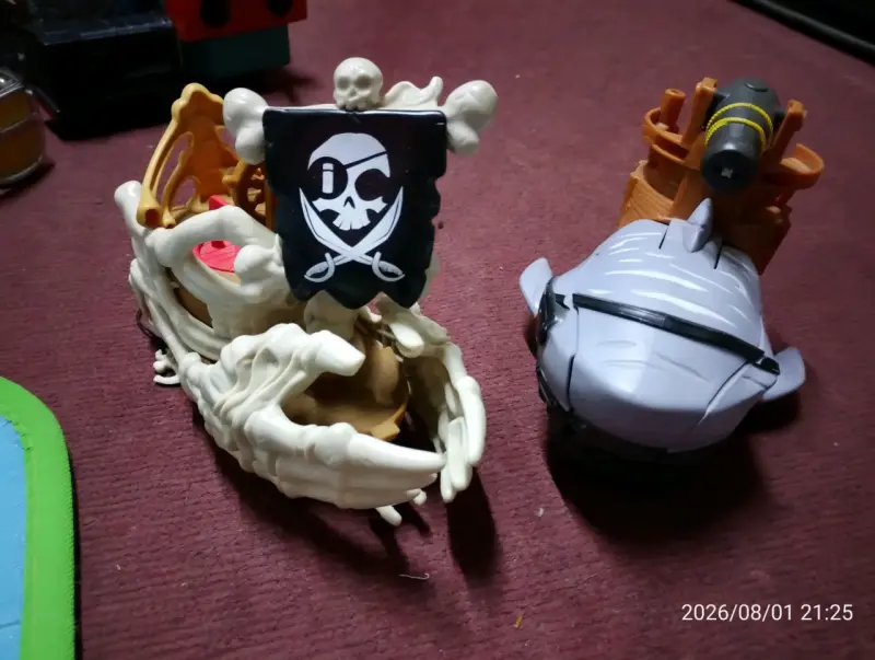 Barco pirata y barco de tiburón. - 1