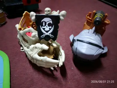 Barco pirata y barco de tiburón. - miniatura 1