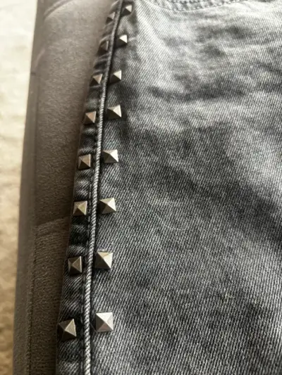 Falda de mezclilla gris con tachas Umbrale - miniatura 3